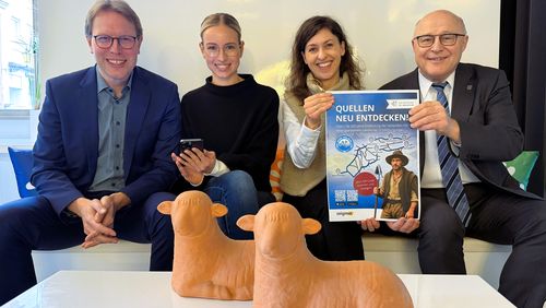 Tourismusdirektor Kersten Hahn, Christine Heidinger und Stefanie Boßmeyer (Tourist Information) sowie Oberbürgermeister Udo Glatthaar (von links) gaben den Startschuss für die interaktive Jubiläums-Tour „Quellen neu entdecken“ mit KI-Schäfer.